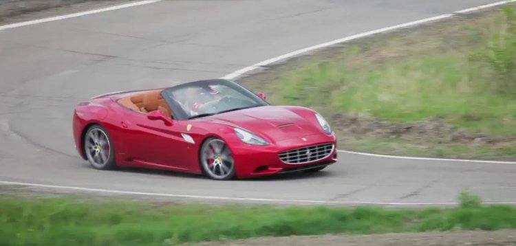 Szerpentinen veretnek a megújult Ferrari Californiával – Videó