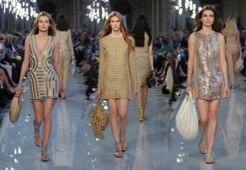 Divatbemutató a Louvre-ban