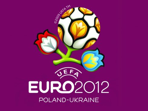 Merkel náci egyenruhában, spanyolok és franciák a gyepen! Euro 2012!