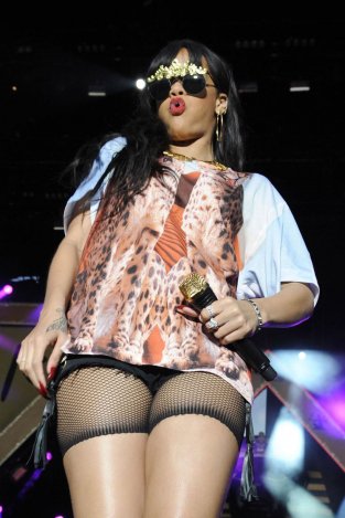 Rihanna kövér sonkáit mutogatta, Jessi J lábaközit villantott
