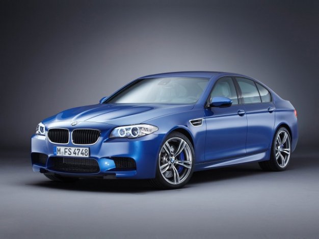 Töltényként repeszt a BMW M5 – Videó