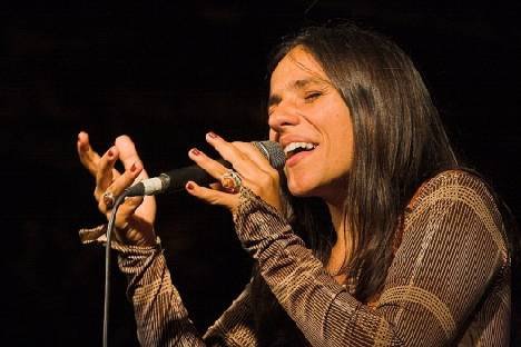 Gyönyörű nők, szenvedély és szépség a völgyben