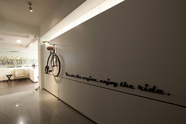 Irodák fehér vásznon