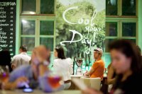 Fröccs a kertben - Palackba zárva, divat, életmód, stílus