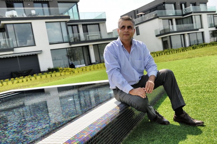 Mit csinál Bárdos András?