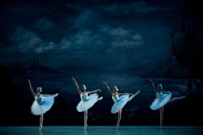 A fantasztikus társulat három előadással szerepel hazánkban