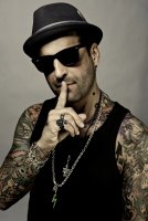 Eltüntette a pisztolyt a Hooligans gitárosa - Érdekességek, divat, életmód, stílus