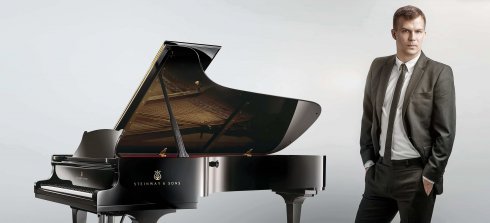 300 millió néző látta, most itthon zenél