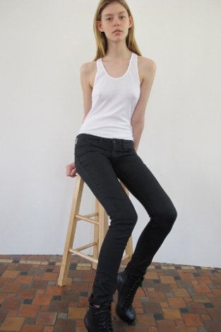 A modell kora: Ismeretlen