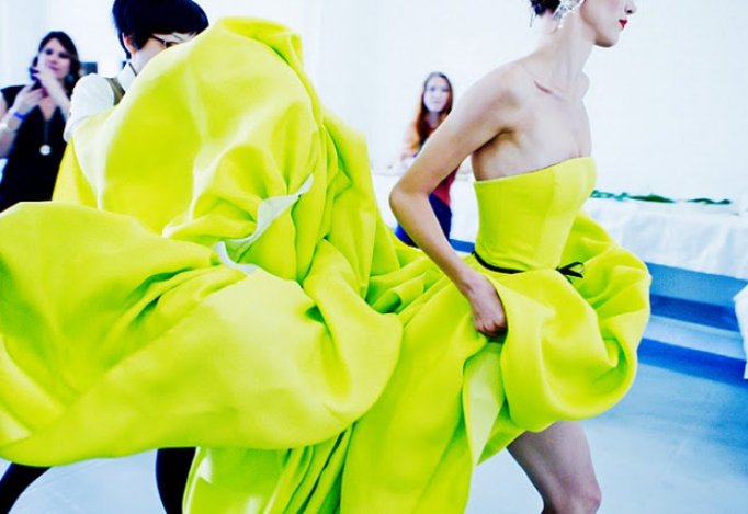 Búcsút int a rikító, jön a fáradt neon