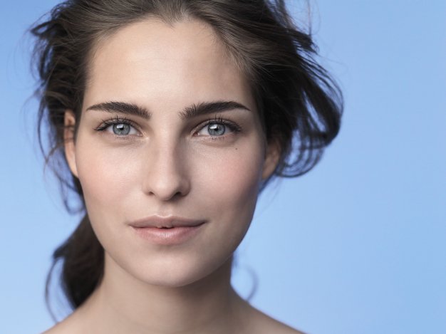 Feszes bőr rugalmas tubusból