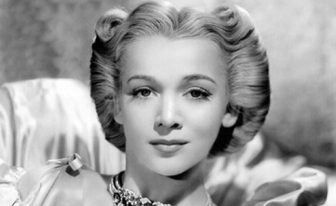 Hogyan készítsünk hollywoodi hajat?