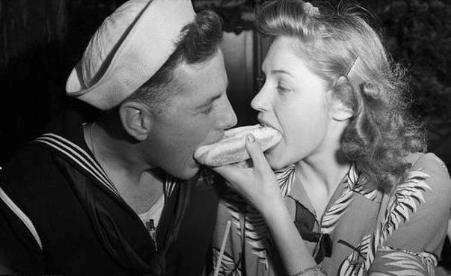 Az önző gyerekek a játékaikat dobálják