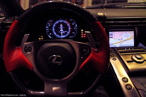 Először Magyarországon a luxus versenyautó