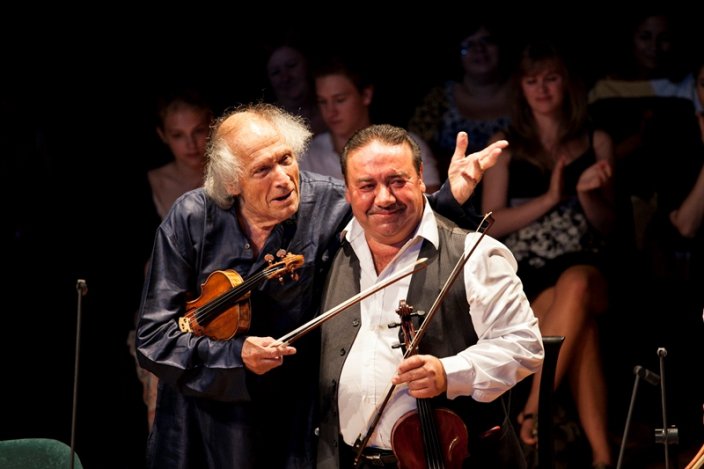 A fesztiválpárna a színpadra repít