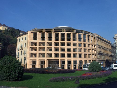 Clark Hotel helyett Clark Irodaházunk lesz