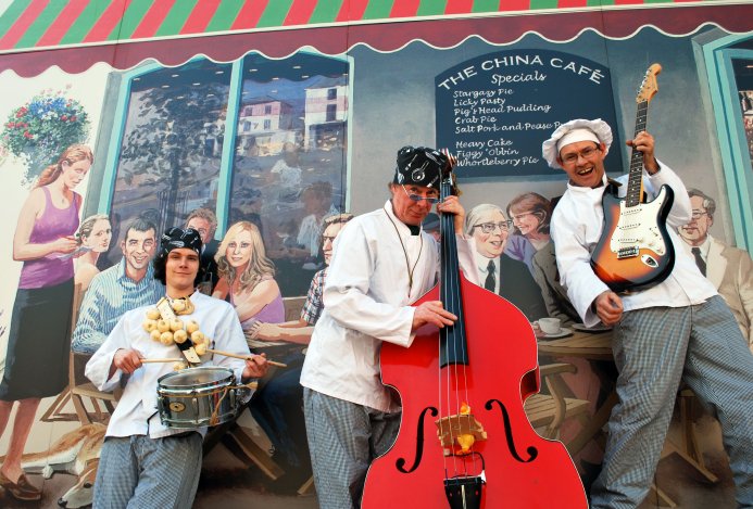 Színházi forgatag lépten-nyomon – “kis” utcaszínházak