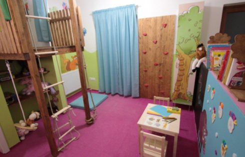 Görög Zita csemetéinek játszóháza