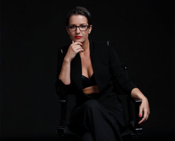 Rúzs és tükör: költői szó és véres őszinteség