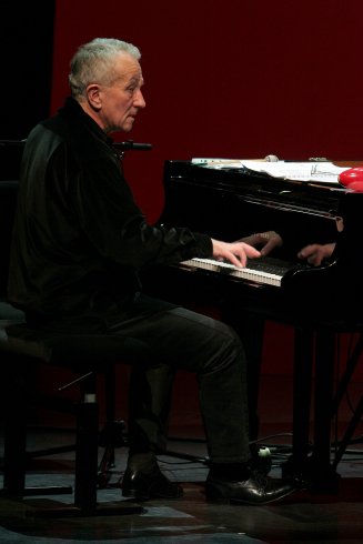 Meghitt főhajtás Vukán György előtt a Müpában