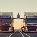 Van Damme lement spárgába a Volvotól - Érdekességek, divat, életmód, stílus