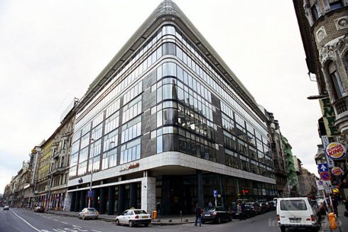 Modern irodaház és zöld sziget a Rákóczi úton