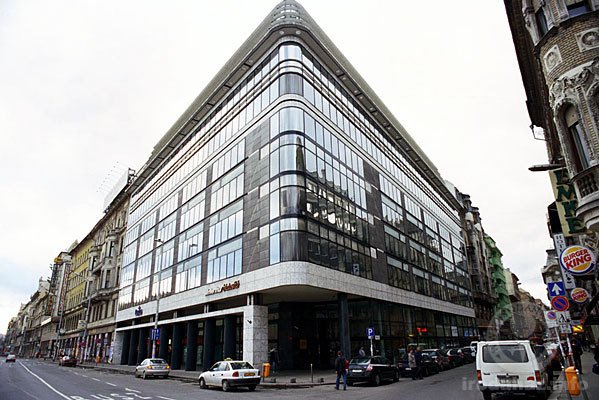 Modern irodaház és zöld sziget a Rákóczi úton