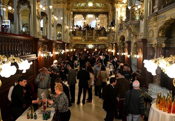 Indul a zongorahangok csatája