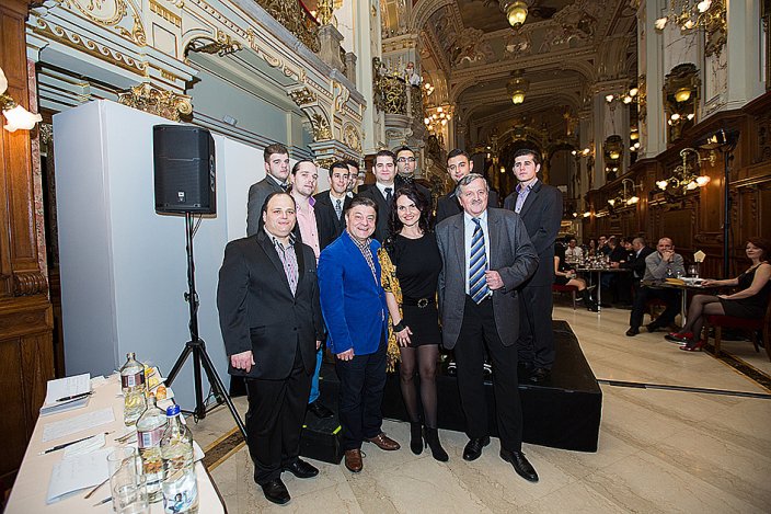 Nyolc versenyző folytatja a New York Café Bárzongorista Versenyt