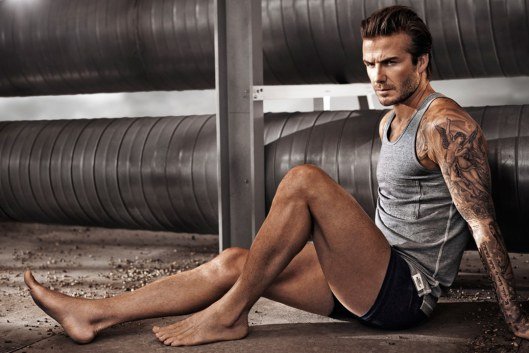 Alsónadrágban a háztetőn