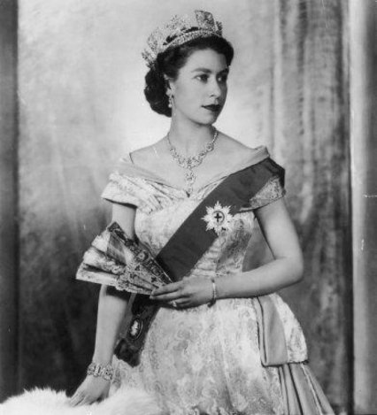 Isten óvja a királynőt!