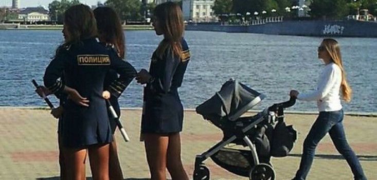 Rendőrnők miniszoknyában