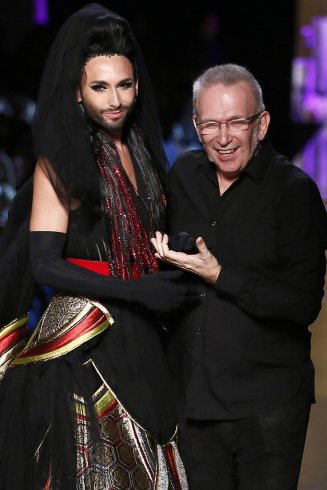 Conchita szupermodellek között a kifutón