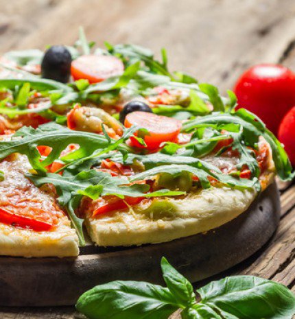 Kapribogyós kerti pizza