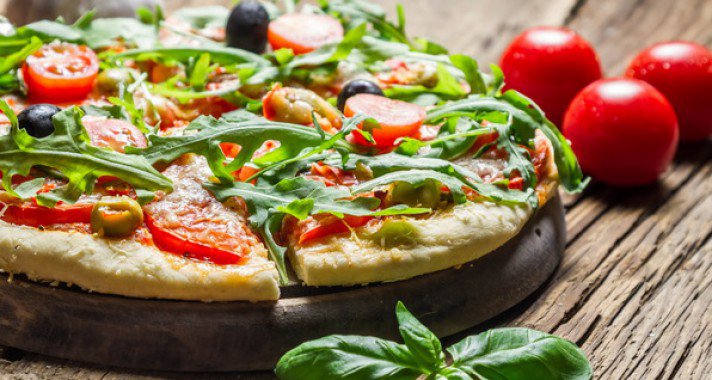 Kapribogyós kerti pizza