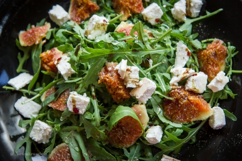 Fügesaláta mézzel és feta sajttal