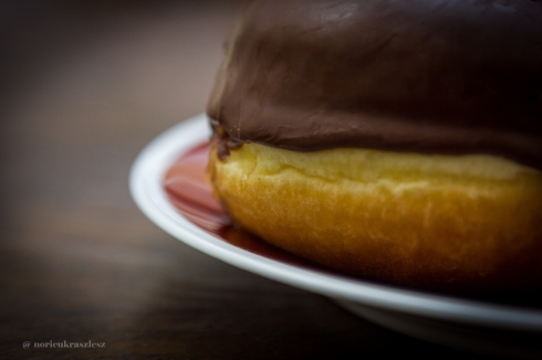 Csokiba mártott szalagos fánk