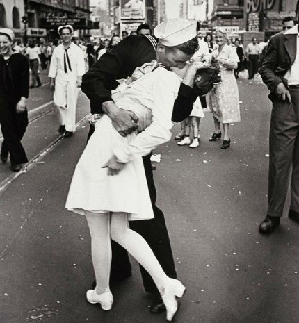 Nyolcvanmillió baktérium cserél gazdát egy csók alatt