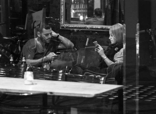 Bekövetkezett a beszélgetés halála