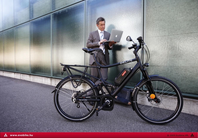 Autó vs hybrid pedelec bicó