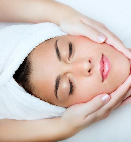 7 tipp, amivel megelőzheted a bőröd elszíneződését