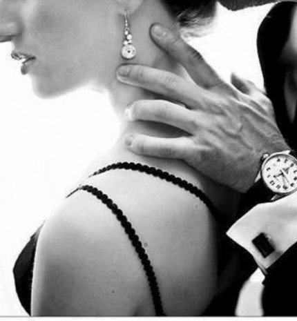 A nő nem tolja maga előtt a férfit, hanem húzza maga után