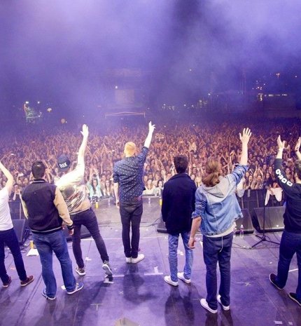 Leánykérés és teltház a Halott Pénz turnézáróján