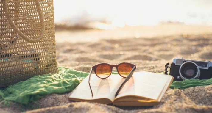 5 könyv a női strandtáskákba