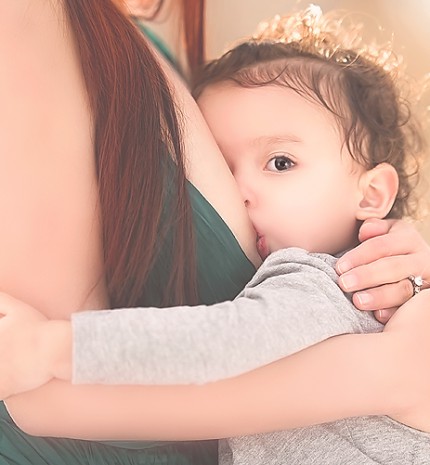 Az anyatej és a szoptatás előnyei