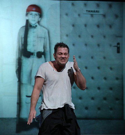 Hujber negyvenen van