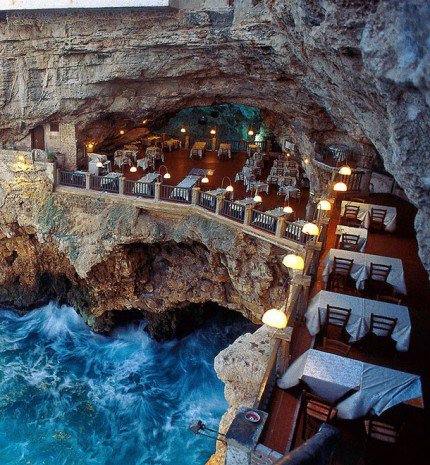 Barlangba vájt, gyönyörű panorámás étterem az olasz riviérán