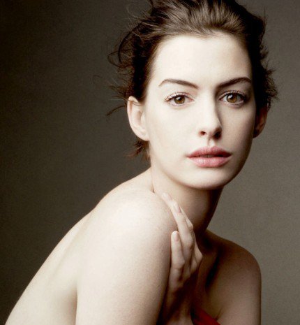 Anne Hathaway a természetesség mellett