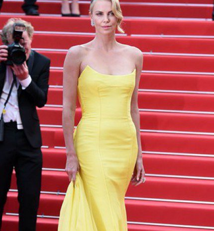 A nő, aki állandó - Charlize Theron stílusevolúció