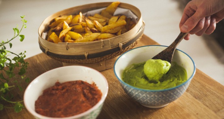 Rusztikus sült burgonya két szósszal (vegán)